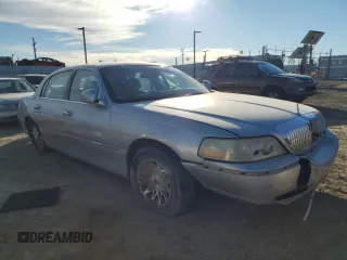 2003 Lincoln Town Car Signature z VIN 1LNHM82W73Y612608, wystawiony jako Copart lot #88304985 z przebiegiem Nie podano mil oraz Nie do naprawy • Non repairable. Historia ofert i sprzedaży dostępna na DreamBid. Obrazek 4.