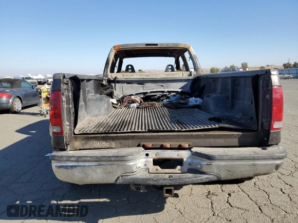 2000 Ford F-350 XL z VIN 1FTWW33F3YED40123, wystawiony jako Copart lot #79572484 z przebiegiem Nie podano mil oraz Nie do naprawy • Non repairable. Historia ofert i sprzedaży dostępna na DreamBid. Obrazek 6.