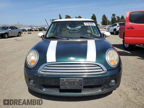 2008 MINI Hardtop z VIN WMWMF33528TT60290, wystawiony jako Copart lot #57363895 z przebiegiem 77 814 mil mil oraz Czysty tytuł • Clean title. Historia ofert i sprzedaży dostępna na DreamBid. Obrazek 5.