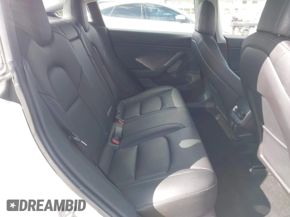 2018 Tesla Model 3 Long Range Battery z VIN 5YJ3E1EA8JF162130, wystawiony jako IAAI lot #41933015 z przebiegiem 50 081 mil mil oraz . Historia ofert i sprzedaży dostępna na DreamBid. Obrazek 8.
