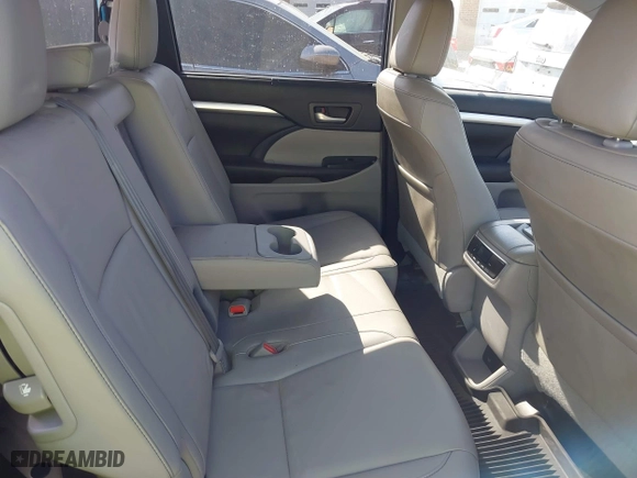 2019 Toyota Highlander SE with VIN 5TDJZRFH1KS603437, listed as a IAAI auction lot 41748341 with 67,814 mi miles. Bid and sale history available at carsss.com. Image 8.