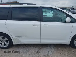 2016 Toyota Sienna LE AAS with VIN 5TDKK3DCXGS709132, listed as a IAAI auction lot 41993473 with 270,811 mi miles. Bid and sale history available at carsss.com. Image 13.
