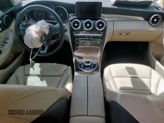 2018 Mercedes-Benz C 300 z VIN 55SWF4JB0JU274493, wystawiony jako Copart lot #53468055 z przebiegiem Nie podano mil oraz Szkoda całkowita • Salvage title. Historia ofert i sprzedaży dostępna na DreamBid. Obrazek 8.