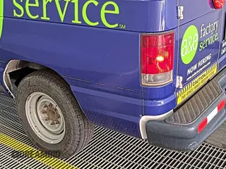 2014 Ford Econoline Cargo Commercial z VIN 1FTNE1EW7EDA44488, wystawiony jako IAAI lot #42556185 z przebiegiem 253 951 mil mil oraz . Historia ofert i sprzedaży dostępna na DreamBid. Obrazek 13.