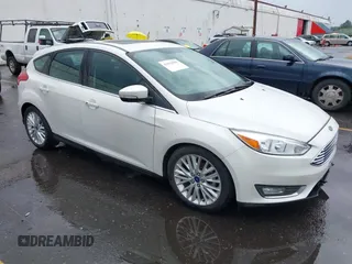 2015 Ford Focus Titanium z VIN 1FADP3N28FL262273, wystawiony jako IAAI lot #42552995 z przebiegiem 60 504 mil mil oraz . Historia ofert i sprzedaży dostępna na DreamBid. Obrazek 1.