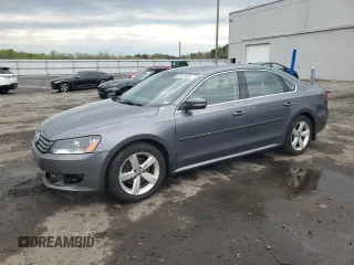 2013 Volkswagen Passat SE z VIN 1VWBP7A32DC113939, wystawiony jako Copart lot #52513925 z przebiegiem 130 530 mil mil oraz Czysty tytuł • Clean title. Historia ofert i sprzedaży dostępna na DreamBid. Obrazek 1.