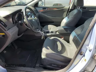 2012 Hyundai Sonata Hybrid z VIN KMHEC4A43CA047569, wystawiony jako Copart lot #57174535 z przebiegiem 186 562 mil mil oraz Czysty tytuł • Clean title. Historia ofert i sprzedaży dostępna na DreamBid. Obrazek 7.