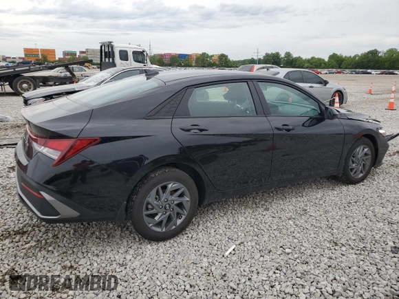 2024 Hyundai Elantra SEL z VIN KMHLM4DG0RU817597, wystawiony jako Copart lot #55959615 z przebiegiem 6 012 mil mil oraz Szkoda całkowita • Salvage title. Historia ofert i sprzedaży dostępna na DreamBid. Obrazek 3.