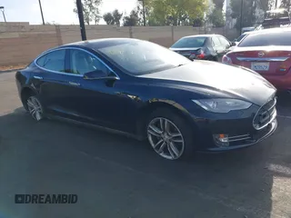 2014 Tesla Model S 60 z VIN 5YJSA1H11EFP30596, wystawiony jako IAAI lot #42235901 z przebiegiem 143 837 mil mil oraz . Historia ofert i sprzedaży dostępna na DreamBid. Obrazek 1.