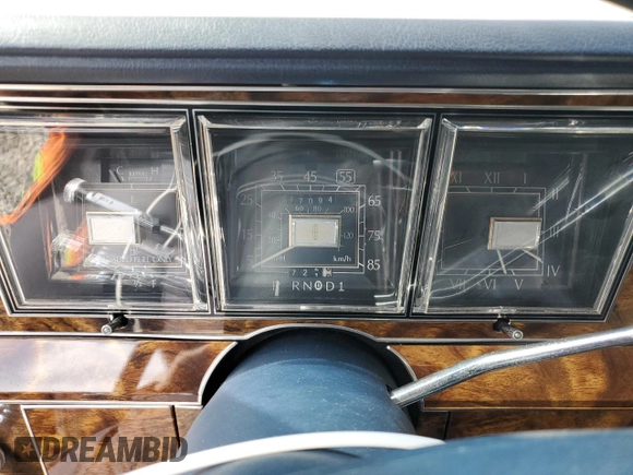 1984 Lincoln Town Car z VIN 1LNBP96F2EY683747, wystawiony jako Copart lot #41248394 z przebiegiem 77 094 mil mil oraz Czysty tytuł • Clean title. Historia ofert i sprzedaży dostępna na DreamBid. Obrazek 9.