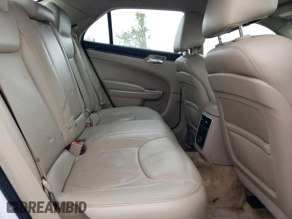 2014 Chrysler 300 z VIN 2C3CCAAG7EH148451, wystawiony jako Copart lot #54672815 z przebiegiem 154 241 mil mil oraz Szkoda całkowita • Salvage title. Historia ofert i sprzedaży dostępna na DreamBid. Obrazek 10.