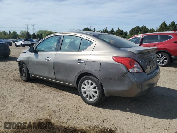 2013 Nissan Versa S Plus z VIN 3N1CN7AP5DL884595, wystawiony jako Copart lot #55261085 z przebiegiem 148 058 mil mil oraz Szkoda całkowita • Salvage title. Historia ofert i sprzedaży dostępna na DreamBid. Obrazek 2.
