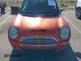 2005 MINI Convertible S z VIN WMWRH33525TF83816, wystawiony jako IAAI lot #42359592 z przebiegiem 137 013 mil mil oraz . Historia ofert i sprzedaży dostępna na DreamBid. Obrazek 12.