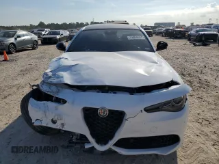 2023 Alfa Romeo Giulia Veloce z VIN ZARFAMBN3P7669720, wystawiony jako Copart lot #71824654 z przebiegiem 10 965 mil mil oraz Szkody całkowita. Historia ofert i sprzedaży dostępna na DreamBid. Obrazek 5.