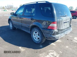 2000 Mercedes-Benz M 320/430/500 z VIN 4JGAB54E5YA172706, wystawiony jako IAAI lot #41652197 z przebiegiem 221 907 mil mil oraz . Historia ofert i sprzedaży dostępna na DreamBid. Obrazek 3.