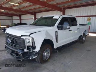 2024 Ford F-250 XL z VIN 1FT7W2AA4REF90588, wystawiony jako IAAI lot #42510225 z przebiegiem 925 mil mil oraz . Historia ofert i sprzedaży dostępna na DreamBid. Obrazek 2.