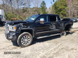 2018 GMC Sierra 2500HD Denali z VIN 1GT12UEY3JF140708, wystawiony jako Copart lot #50688035 z przebiegiem Nie podano mil oraz Szkody całkowita. Historia ofert i sprzedaży dostępna na DreamBid. Obrazek 1.