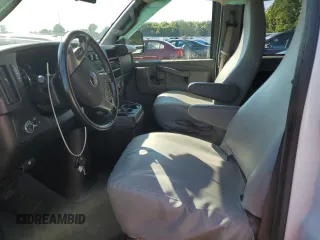 2018 GMC Savana z VIN 1GJW7FFG0J1191436, wystawiony jako Copart lot #66725564 z przebiegiem Nie podano mil oraz Szkoda całkowita • Salvage title. Historia ofert i sprzedaży dostępna na DreamBid. Obrazek 7.