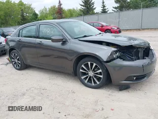 2014 Chrysler 200 Touring z VIN 1C3CCBBG8EN199159, wystawiony jako IAAI lot #42299813 z przebiegiem 106 418 mil mil oraz . Historia ofert i sprzedaży dostępna na DreamBid. Obrazek 1.