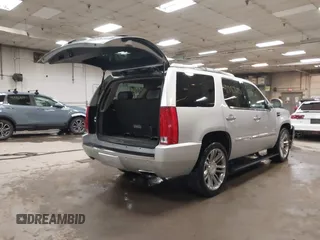2014 Cadillac Escalade Platinum z VIN 1GYS4DEF4ER220739, wystawiony jako IAAI lot #41887685 z przebiegiem 150 067 mil mil oraz . Historia ofert i sprzedaży dostępna na DreamBid. Obrazek 4.