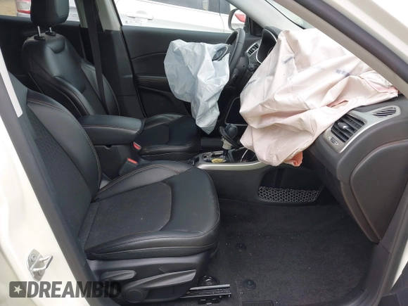 2018 Jeep Compass Latitude with VIN 3C4NJCBB6JT286573, listed as a IAAI auction lot 42302783 with 30,124 mi miles and . Bid and sale history available at DreamBid. Image 5.