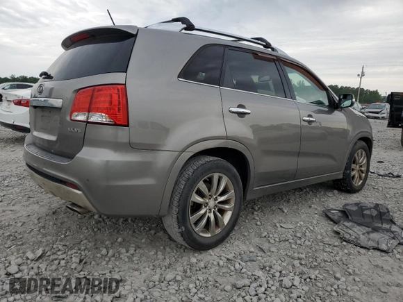 2013 Kia Sorento SX z VIN 5XYKW4A26DG351610, wystawiony jako Copart lot #56196225 z przebiegiem 155 382 mil mil oraz Szkoda całkowita • Salvage title. Historia ofert i sprzedaży dostępna na DreamBid. Obrazek 3.