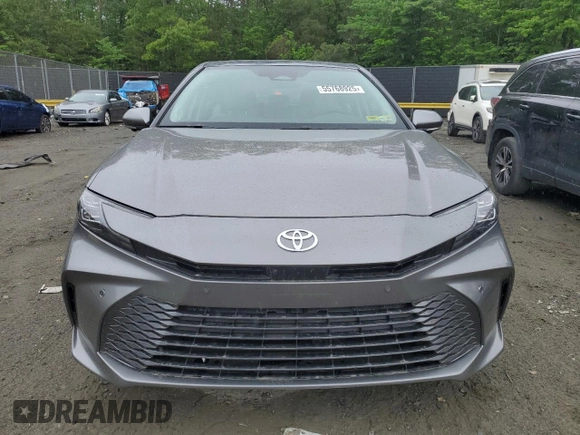 2025 Toyota Camry LE z VIN 4T1DAACKXSU554669, wystawiony jako Copart lot #55768925 z przebiegiem 1 830 mil mil oraz Szkoda całkowita • Salvage title. Historia ofert i sprzedaży dostępna na DreamBid. Obrazek 5.