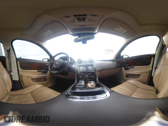 2015 Jaguar XJ Portfolio z VIN SAJWJ2GD7F8V84372, wystawiony jako IAAI lot #41489177 z przebiegiem 78 891 mil mil oraz . Historia ofert i sprzedaży dostępna na DreamBid. Obrazek 18.