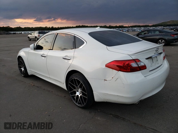 2013 Infiniti M z VIN JN1BY1AR7DM600665, wystawiony jako Copart lot #77931154 z przebiegiem Nie podano mil oraz Nie do naprawy • Non repairable. Historia ofert i sprzedaży dostępna na DreamBid. Obrazek 2.