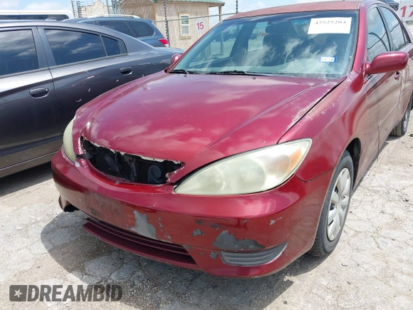 2005 Toyota Camry STD z VIN 4T1BE32K75U021742, wystawiony jako IAAI lot #42525204 z przebiegiem 235 645 mil mil oraz . Historia ofert i sprzedaży dostępna na DreamBid. Obrazek 6.