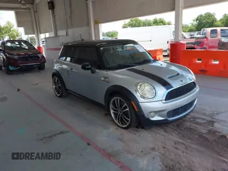 2008 MINI Hardtop S z VIN WMWMF73548TV35548, wystawiony jako IAAI lot #42521348 z przebiegiem 104 427 mil mil oraz . Historia ofert i sprzedaży dostępna na DreamBid. Obrazek 1.