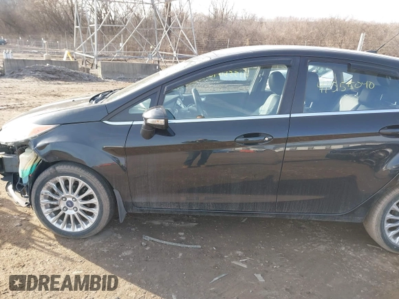 2014 Ford Fiesta Titanium z VIN 3FADP4FJXEM127644, wystawiony jako IAAI lot #41555040 z przebiegiem 107 046 mil mil oraz . Historia ofert i sprzedaży dostępna na DreamBid. Obrazek 15.