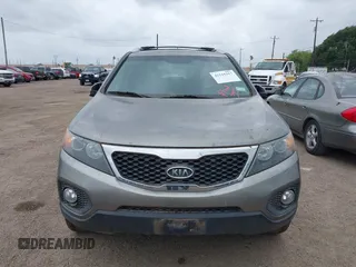 2013 Kia Sorento LX with VIN 5XYKT4A61DG342521, listed as a IAAI auction lot 42115317 with 90,737 mi miles. Bid and sale history available at carsss.com. Image 6.