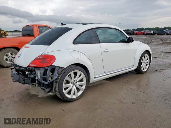 2014 Volkswagen Beetle 1.8T z VIN 3VWJ17AT5EM652990, wystawiony jako Copart lot #60094715 z przebiegiem 109 911 mil mil oraz Szkoda całkowita • Salvage title. Historia ofert i sprzedaży dostępna na DreamBid. Obrazek 3.