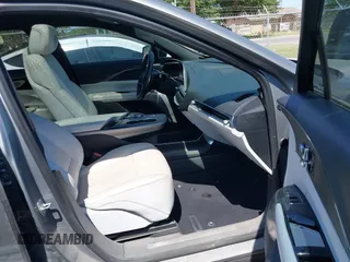 2024 Cadillac LYRIQ Luxury z VIN 1GYKPRRK7RZ122838, wystawiony jako IAAI lot #41958490 z przebiegiem Nie podano mil oraz . Historia ofert i sprzedaży dostępna na DreamBid. Obrazek 5.