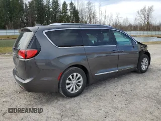 2018 Chrysler Pacifica Touring L z VIN 2C4RC1BG9JR143020, wystawiony jako Copart lot #49323205 z przebiegiem 126 389 mil mil oraz Szkody całkowita. Historia ofert i sprzedaży dostępna na DreamBid. Obrazek 3.