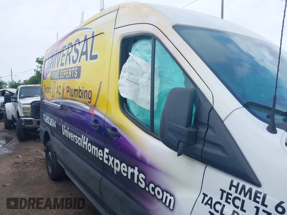 2020 Ford Transit Cargo z VIN 1FTBR1C82LKB75509, wystawiony jako IAAI lot #42147789 z przebiegiem 66 026 mil mil oraz . Historia ofert i sprzedaży dostępna na DreamBid. Obrazek 6.