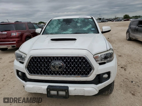 2018 Toyota Tacoma SR5 z VIN 5TFAZ5CNXJX065932, wystawiony jako Copart lot #52046845 z przebiegiem 61 980 mil mil oraz Szkoda całkowita • Salvage title. Historia ofert i sprzedaży dostępna na DreamBid. Obrazek 5.
