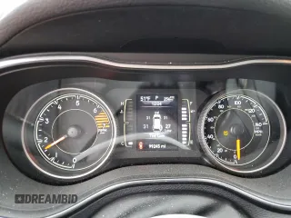 2019 Jeep Cherokee Latitude Plus z VIN 1C4PJLLB2KD296659, wystawiony jako Copart lot #79517904 z przebiegiem 99 245 mil mil oraz Szkoda całkowita • Salvage title. Historia ofert i sprzedaży dostępna na DreamBid. Obrazek 9.