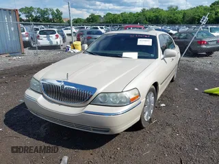 2003 Lincoln Town Car Cartier z VIN 1LNHM83W23Y602163, wystawiony jako IAAI lot #42250167 z przebiegiem 195 158 mil mil oraz . Historia ofert i sprzedaży dostępna na DreamBid. Obrazek 6.