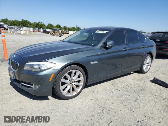 2011 BMW 5 Series 535i z VIN WBAFR7C55BC807077, wystawiony jako Copart lot #55354805 z przebiegiem Nie podano mil oraz Szkody całkowita. Historia ofert i sprzedaży dostępna na DreamBid. Obrazek 1.