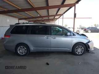 2013 Toyota Sienna XLE AAS z VIN 5TDYK3DC9DS305552, wystawiony jako IAAI lot #42386940 z przebiegiem 64 823 mil mil oraz . Historia ofert i sprzedaży dostępna na DreamBid. Obrazek 14.