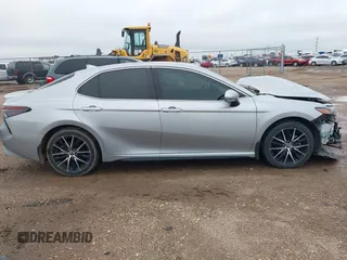 2022 Toyota Camry SE z VIN 4T1G11AK4NU690560, wystawiony jako IAAI lot #42183738 z przebiegiem 53 706 mil mil oraz . Historia ofert i sprzedaży dostępna na DreamBid. Obrazek 14.