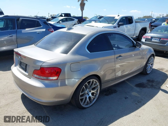 2011 BMW 1 Series 128i z VIN WBAUP9C51BVL90800, wystawiony jako IAAI lot #42278234 z przebiegiem 187 138 mil mil oraz . Historia ofert i sprzedaży dostępna na DreamBid. Obrazek 4.