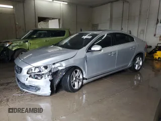 2015 Volvo S60 T5 Premier z VIN YV1612TKXF2354034, wystawiony jako Copart lot #56308955 z przebiegiem 91 300 mil mil oraz Szkoda całkowita • Salvage title. Historia ofert i sprzedaży dostępna na DreamBid. Obrazek 1.