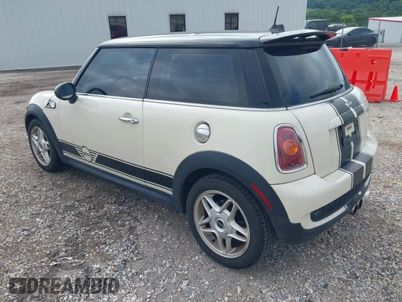 2008 MINI Hardtop S z VIN WMWMF73538TT89353, wystawiony jako IAAI lot #42647235 z przebiegiem 145 321 mil mil oraz . Historia ofert i sprzedaży dostępna na DreamBid. Obrazek 3.