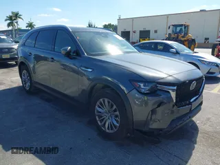 2025 Mazda CX-90 Preferred z VIN JM3KKBHD2S1197442, wystawiony jako IAAI lot #41460272 z przebiegiem 7 694 mil mil oraz . Historia ofert i sprzedaży dostępna na DreamBid. Obrazek 1.