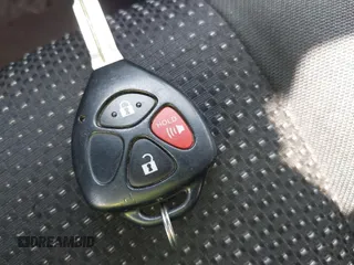 2009 Pontiac Vibe z VIN 5Y2SM67059Z447387, wystawiony jako IAAI lot #42404255 z przebiegiem 181 295 mil mil oraz . Historia ofert i sprzedaży dostępna na DreamBid. Obrazek 11.