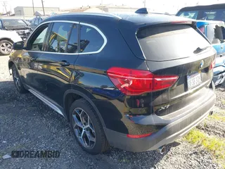 2018 BMW X1 sDrive28i z VIN WBXHU7C39J5L07129, wystawiony jako IAAI lot #41472014 z przebiegiem 56 486 mil mil oraz . Historia ofert i sprzedaży dostępna na DreamBid. Obrazek 3.