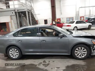 2013 Volkswagen Passat Wolfsburg Edition z VIN 1VWAH7A34DC148507, wystawiony jako IAAI lot #42339068 z przebiegiem 110 593 mil mil oraz . Historia ofert i sprzedaży dostępna na DreamBid. Obrazek 13.